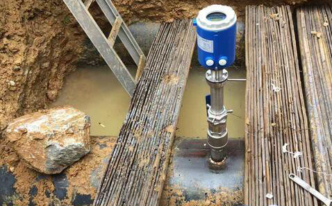 插入式污水流量計(jì)現(xiàn)場(chǎng)安裝使用圖